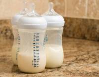 Cha mẹ có nên pha sữa cùng nước khoáng để bổ sung chất cho bé không?