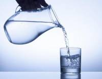 Bạn đang phân vân nên chọn nước đun sôi hay nước khoáng đóng chai?