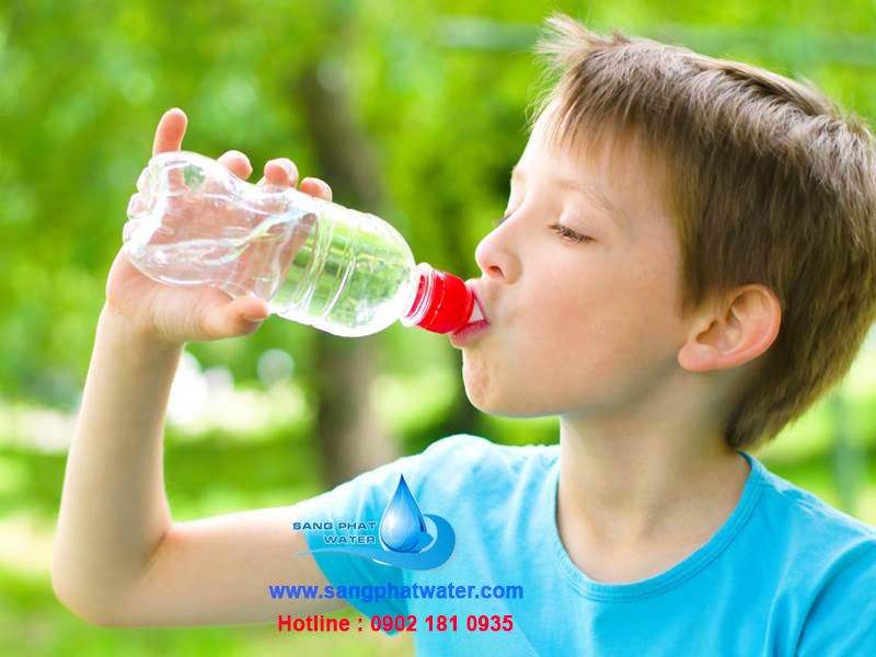 Trẻ em có nên uống nước khoáng vĩnh hảo ?