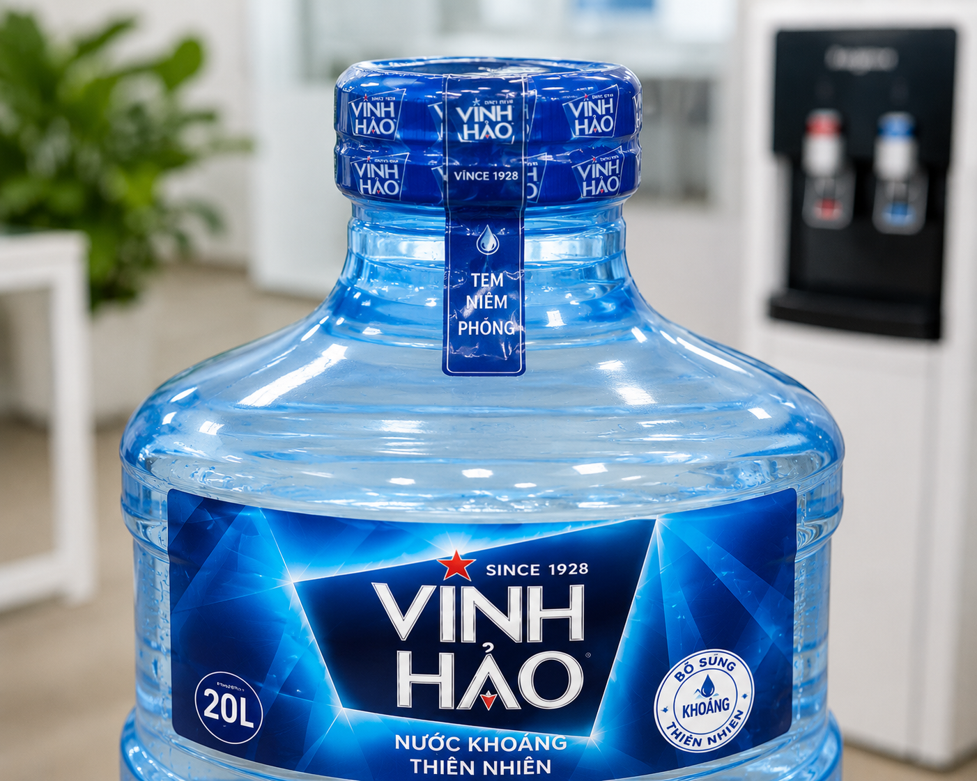 Bình nước Vĩnh Hảo chính hãng với tem niêm phong nguyên vẹn